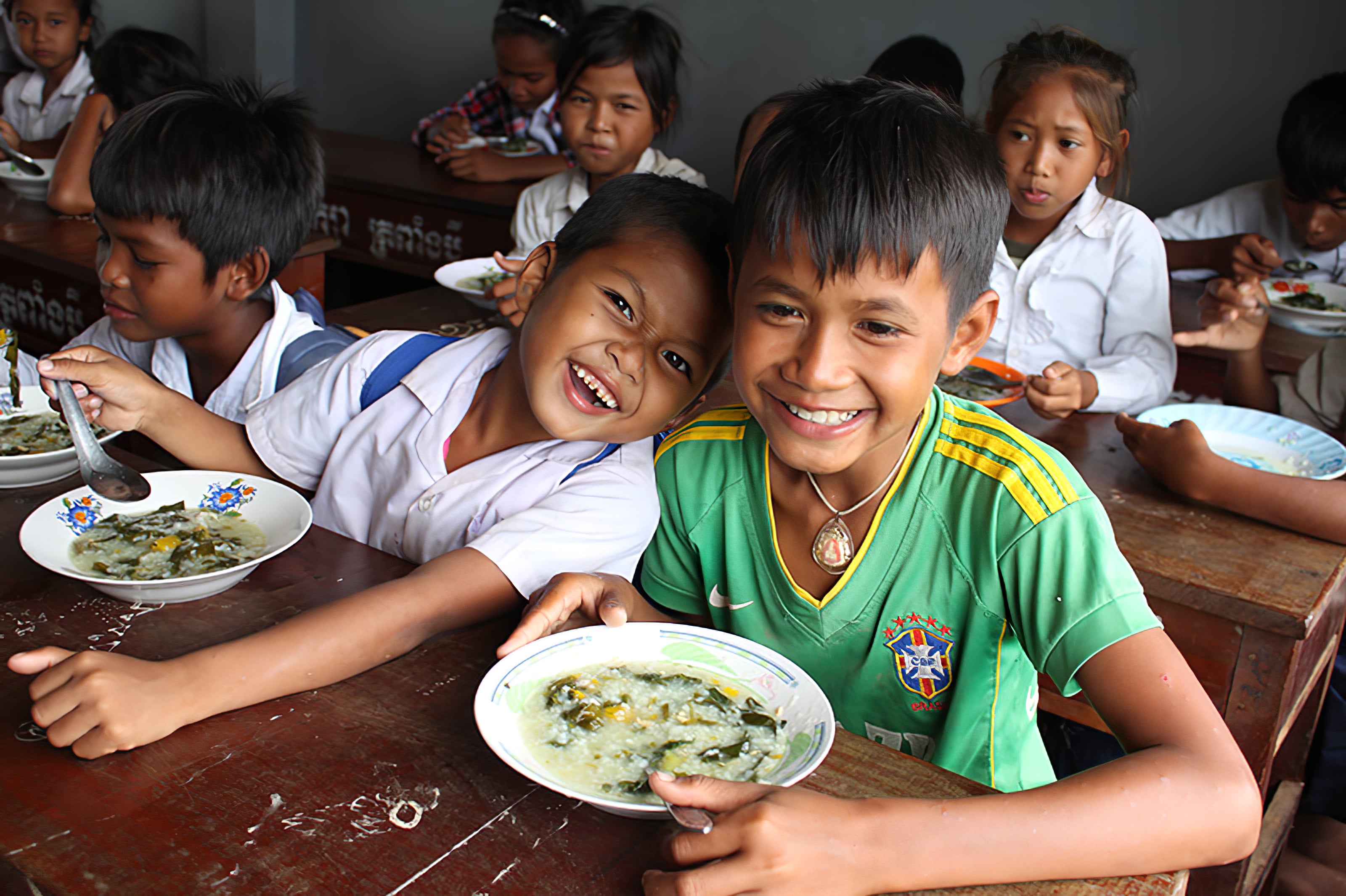 Niños sonrientes comiendo