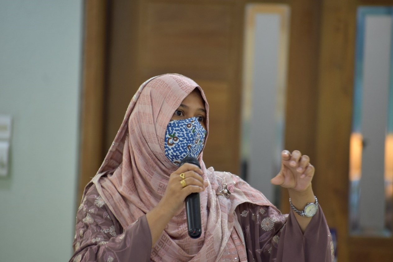 A health worker introduces herself to the class at an EWARS training session.
