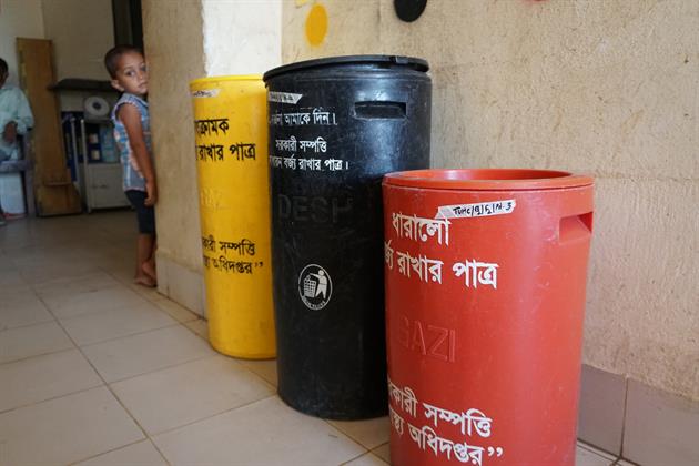 WASH FIT recommends the availability of waste segregation bins at health facilities (WHO Bangladesh/Tatiana Almeida) WASH FIT recommends the availability of waste segregation bins at health facilities (WHO Bangladesh/Tatiana Almeida)