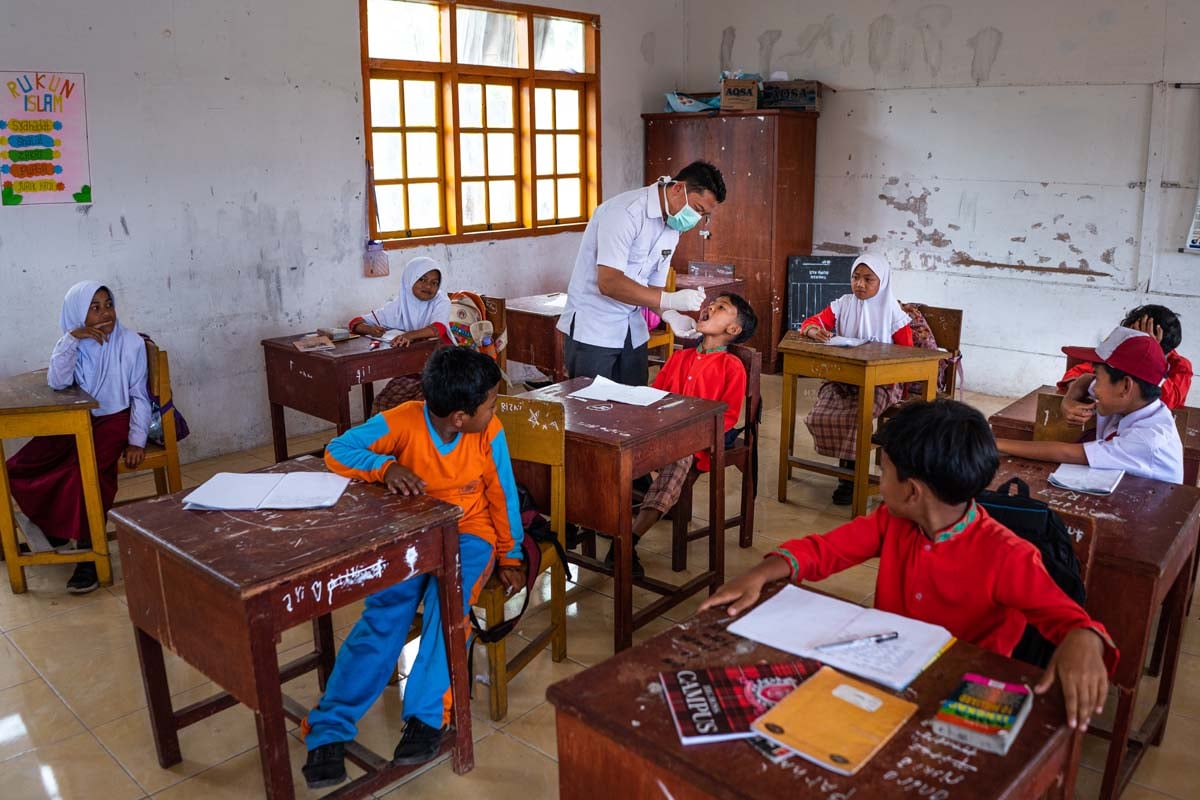 An immunization officer dropped the oral nOPV2 on a student's mouth.