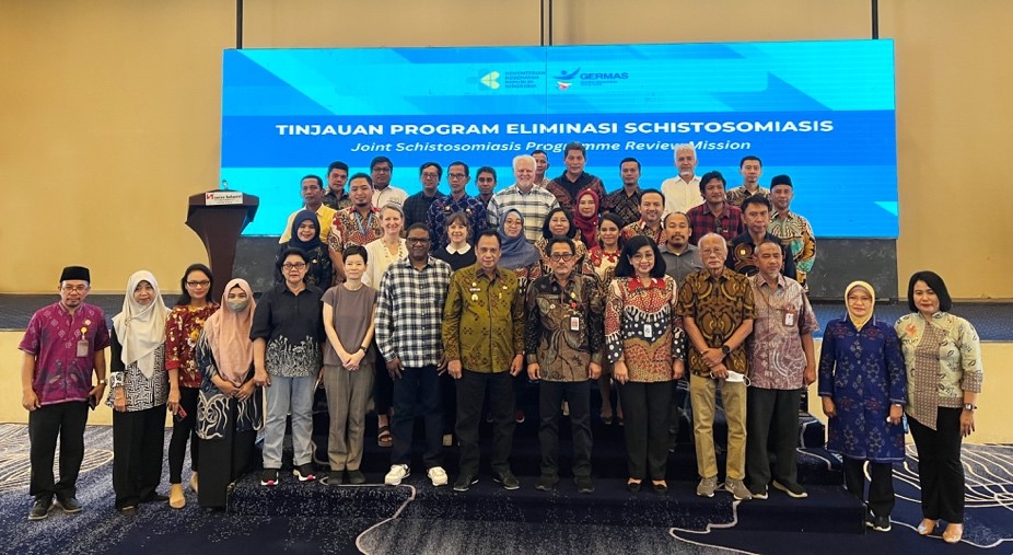 Group photo of participants of Schistosomiasis Review.