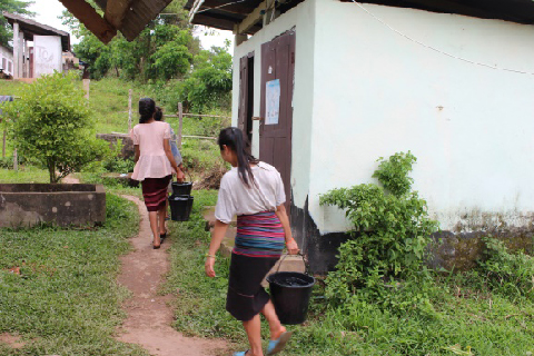 20180518-girls-collecting-water-480px