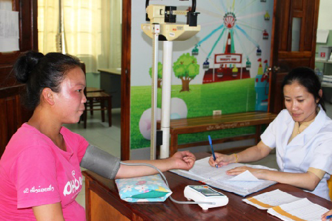 20180518-madam-vanpheng-antenetal-check-480px