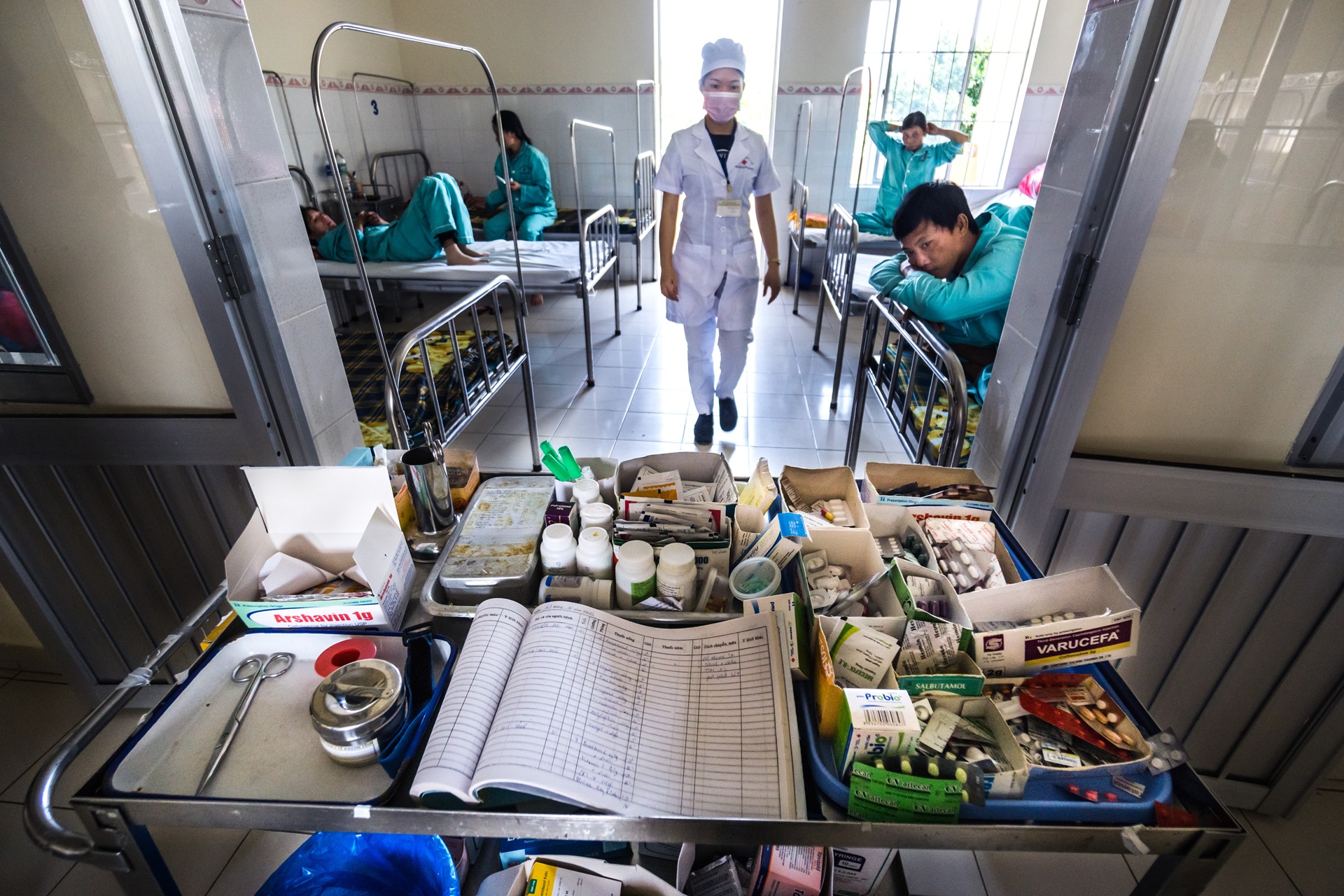 Un plateau empli de médicament est disposé dans le couloir d'un hôpital.